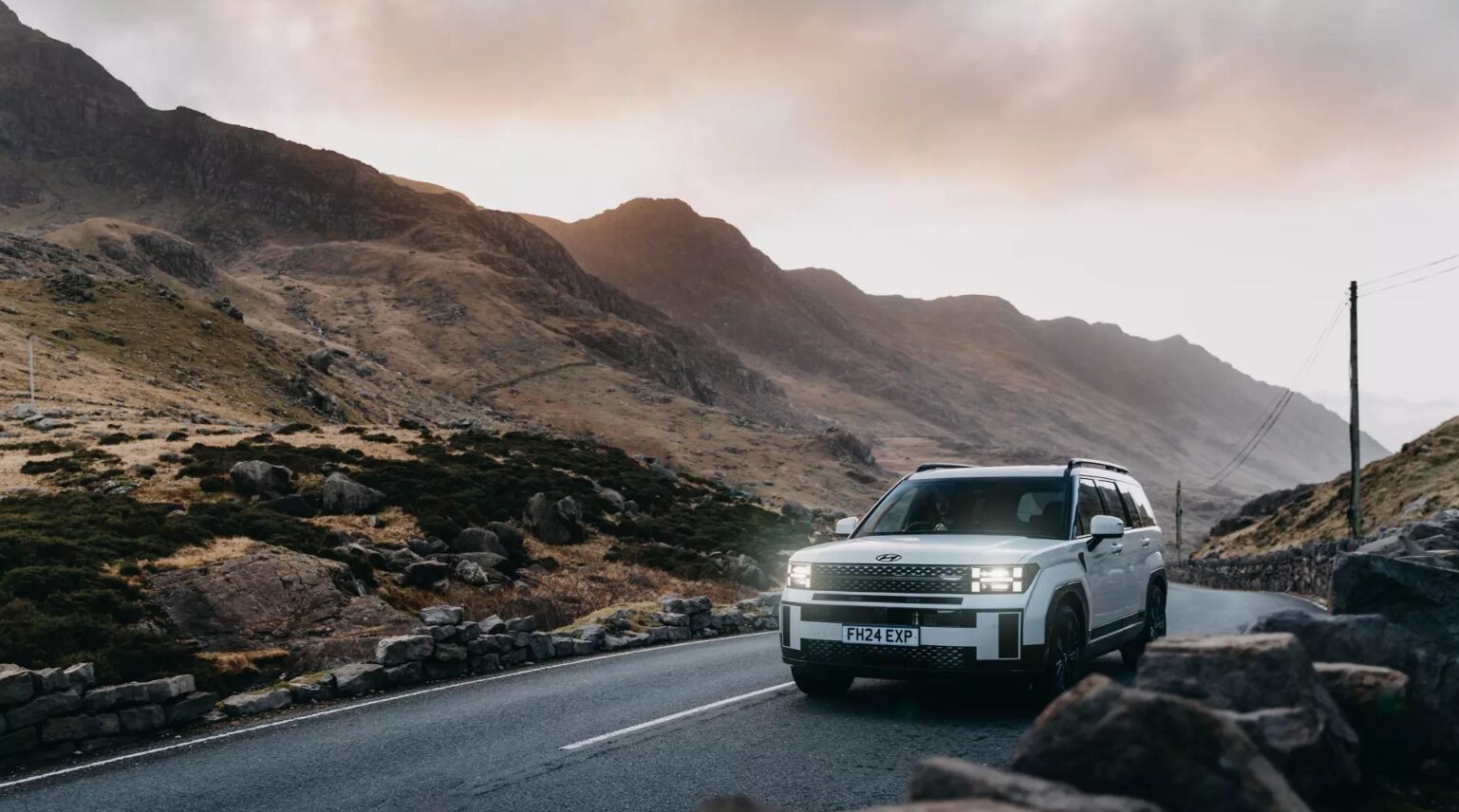 image 1 The 2025 Hyundai Santa Fe UK Review: A Bold, Boxy Revolution in the 7-Seater SUV Market